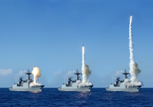 Tàu chiến lớp KDX-II của Hải quân Hàn Quốc phóng tên lửa phòng không.